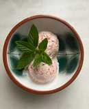 Helado de yogur griego y mermelada de fresas