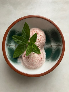 Una foto de Helado de yogur griego y mermelada de fresas