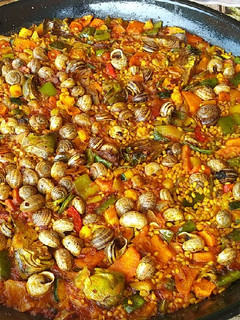 Una foto de Paella de caracoles