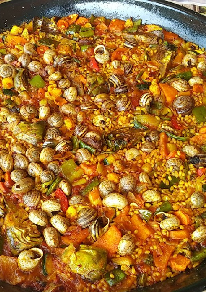Una foto de Paella de caracoles