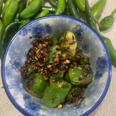 A picture of Fried green chillies.