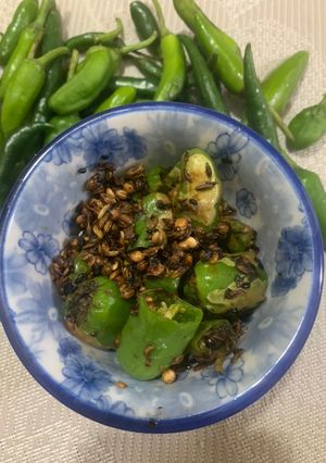 A picture of Fried green chillies.