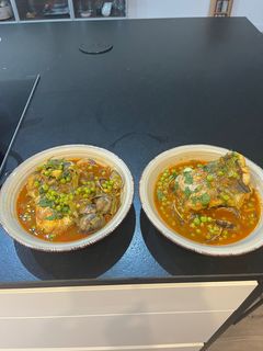 Una foto de Merluza a la Marinera en cocotte