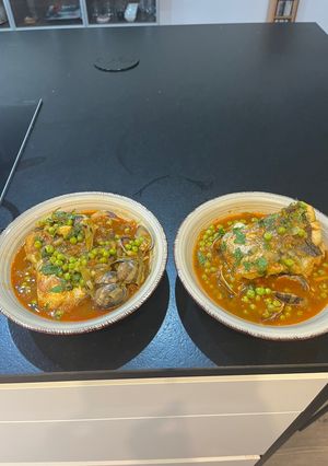 Una foto de Merluza a la Marinera en cocotte