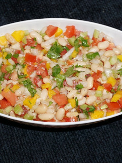 Una foto de Ensalada de porotos blancos con tomates. Jon style