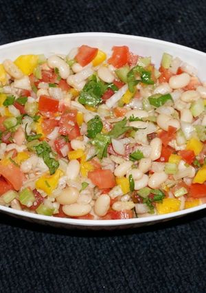 Una foto de Ensalada de porotos blancos con tomates. Jon style
