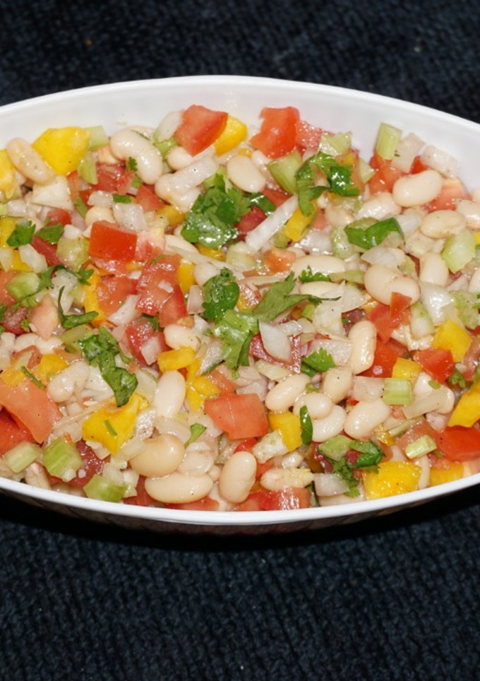 Una foto de Ensalada de porotos blancos con tomates. Jon style