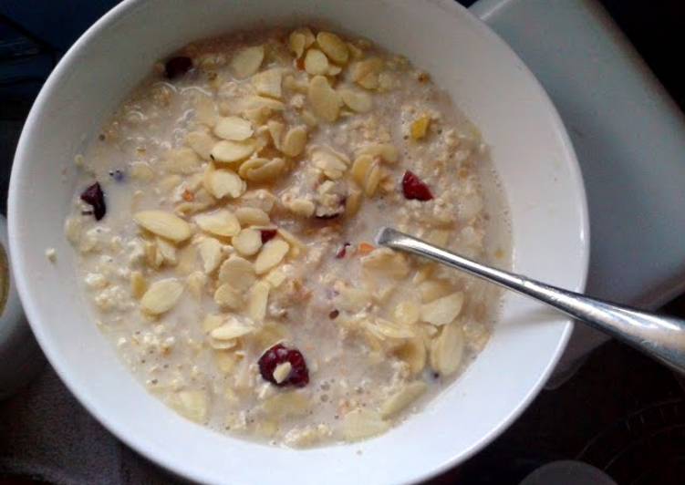 Recipe of Homemade Almond, Cranberry &amp; Pear Bircher Muesli (vegan)