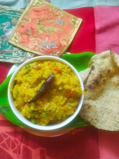 સ્વામિનારાયણ ખીચડી (Swaminarayan Khichdi Recipe In Gujarati) રેસીપી મુખ્ય ફોટો