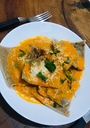 Una foto de Raviolones de hongos de hongos, queso ahumado y verdeo