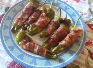 Foto di Friggitelli ripieni di scamorza affumicata bardati con bacon