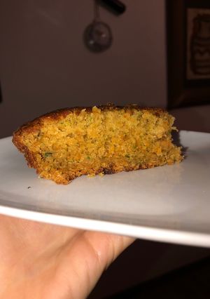 Una foto de Bizcochuelo SALUDABLE con ZUCCHINI Y ZANAHORIA 🥕