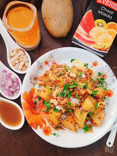 आलू चाट (aloo chaat recipe in Hindi) रेसिपी मुख्य फोटो