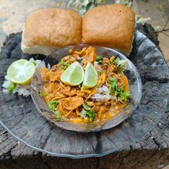A picture of Misal pav.