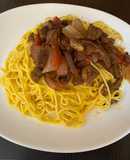 Tallarines con salsa Huancaína y Lomito saltado