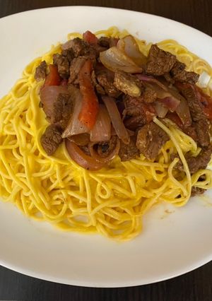 Una foto de Tallarines con salsa Huancaína y Lomito saltado