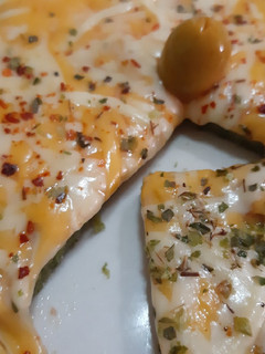 Una foto de Pizza de espinacas sin gluten ni horno