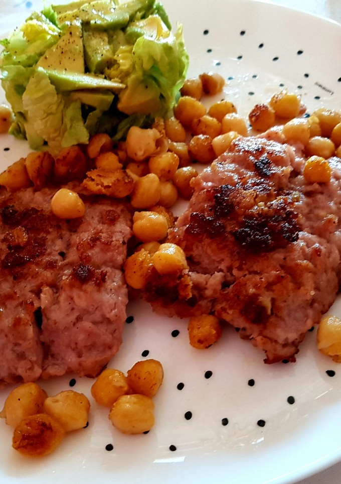 Una foto de Butifarra asada y garbanzos