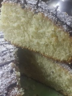 Una foto de Torta económica de dulce de leche y coco (sin huevo ni manteca)