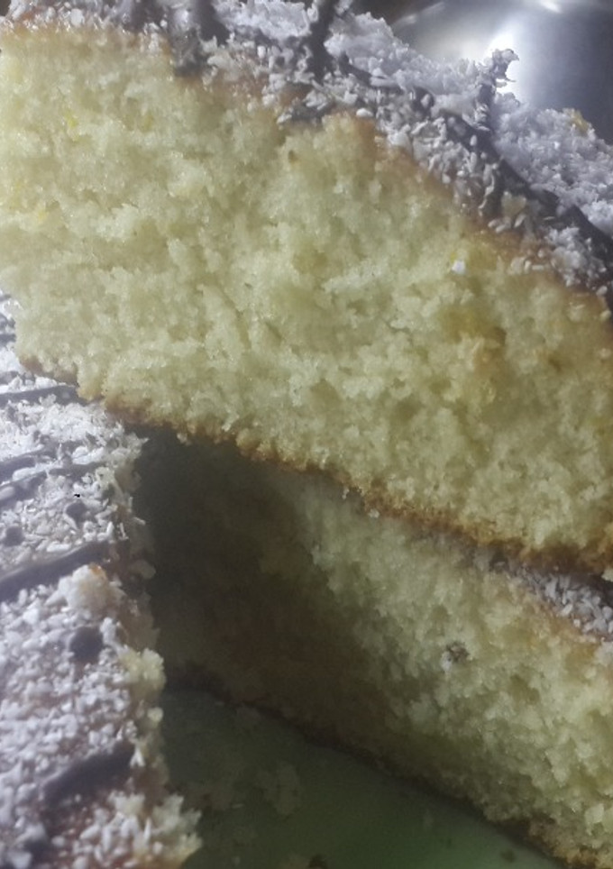 Una foto de Torta económica de dulce de leche y coco (sin huevo ni manteca)