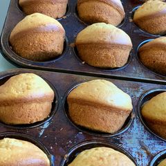 A picture of Vanilla Queens cakes.