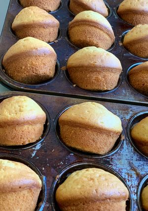 A picture of Vanilla Queens cakes.