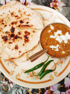 A picture of Dal Makhani and Naan.