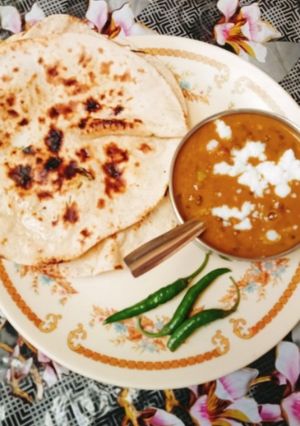 दाल मखनी और नान (dal makhani aur naan recipe in Hindi) रेसिपी मुख्य फोटो