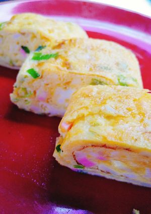 A picture of Bento-Style Tamagoyaki with Green Onions and Fish Cake.