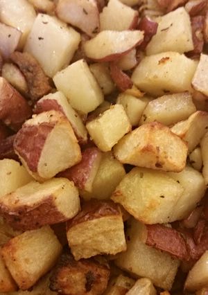 A picture of Herb roasted potatoes & garlic.