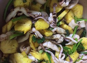 Hình của món Mực xào thơm, cần tây.