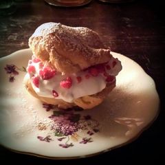 A picture of Petit choux-semla.