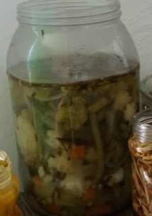 Una foto de Macedonia, encurtidos de verdura con chiles jalapeños