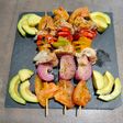 Brochetas de salmonetes y verduritas