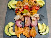 Una foto de brochetas de pescado