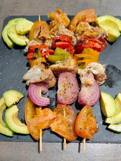Una foto de Brochetas de salmonetes y verduritas