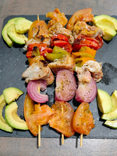 Una foto de Brochetas de salmonetes y verduritas
