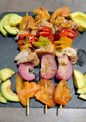 Una foto de Brochetas de salmonetes y verduritas