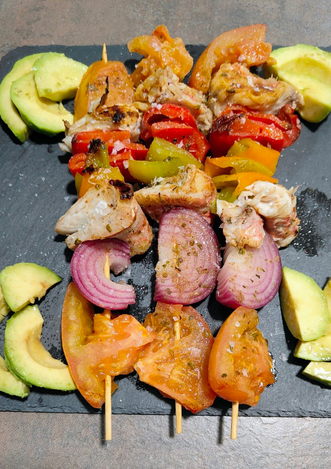 Una foto de Brochetas de salmonetes y verduritas