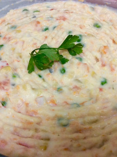 Una foto de Ensaladilla casera de mamá 🥕🦐🥔🦀
