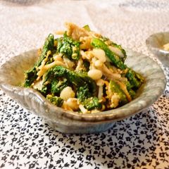 Aromatic Chrysanthemum Leaves and Enoki Mushrooms with Sesame Seeds A picture of Aromatic Chrysanthemum Leaves and Enoki Mushrooms with Sesame Seeds.