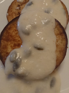 Una foto de Berenjena con salsa de yogur, miel y pipas de calabaza