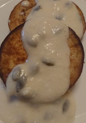 Una foto de Berenjena con salsa de yogur, miel y pipas de calabaza
