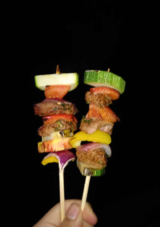 Una foto de Brochetas de res
