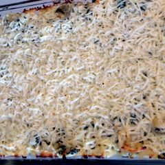 A picture of baked spinach macaroni.