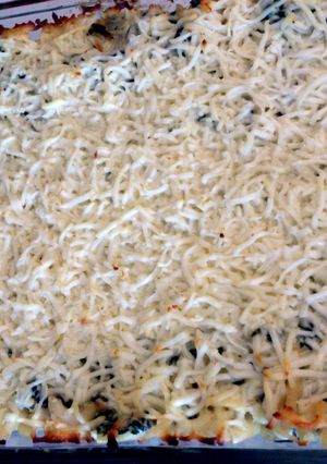 A picture of baked spinach macaroni.