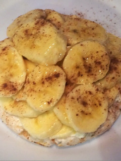 Una foto de Desayuno saludable: galleta de arroz con banana, miel y canela