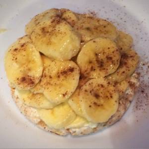 Desayuno saludable: galleta de arroz con banana, miel y canela