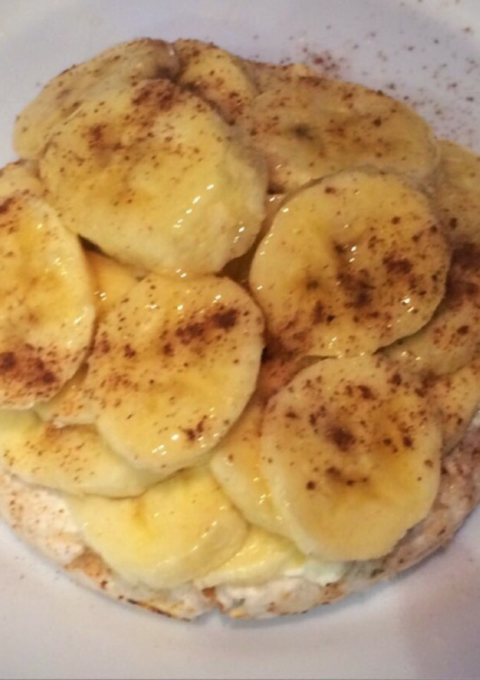 Una foto de Desayuno saludable: galleta de arroz con banana, miel y canela