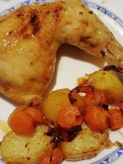 Una foto de Pollo asado con acompañamiento